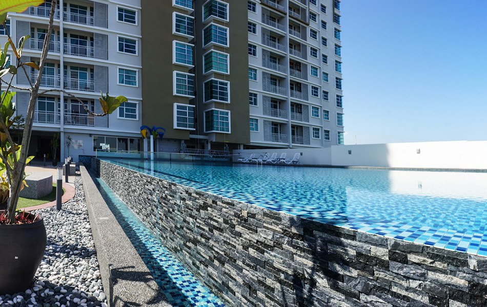 Primero Heights — Swimming pool and residential tower